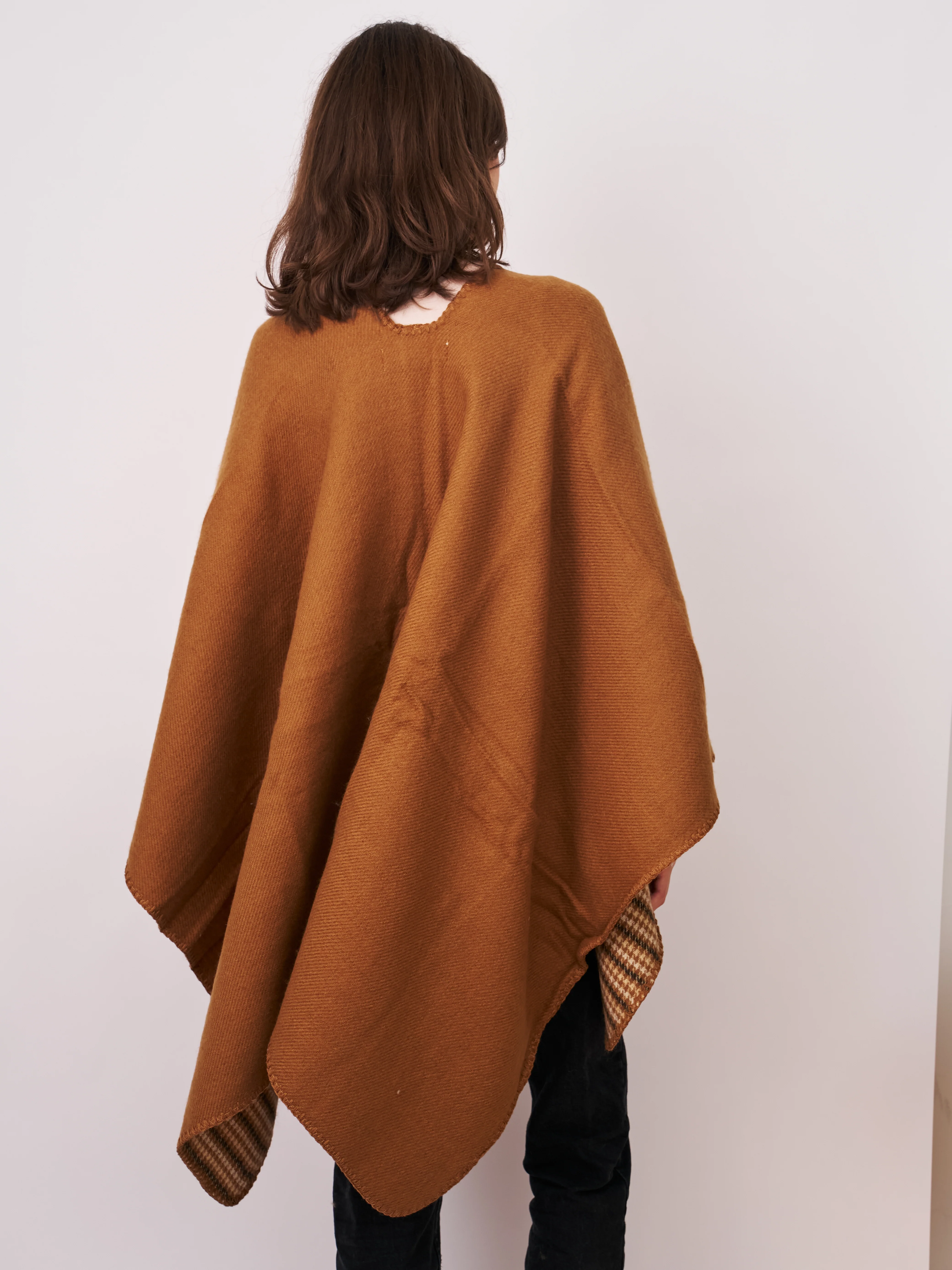 WHIPSTITCH RUANA - TAN/IVORY - Image 3